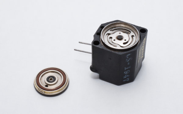 電磁弁分解写真1